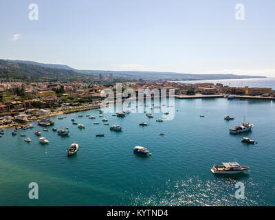 Vista aerea di barche a vela e barche ormeggiate. Barche ormeggiate nel porto di Vibo Marina, quay, Pier. Lussuosi yacht e barche a vela Foto Stock