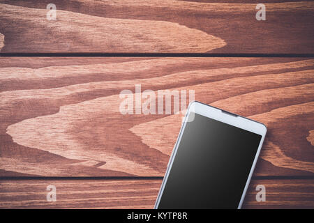 Smartphone su sfondo di legno. Vista superiore Foto Stock