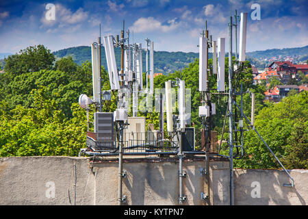 Apparecchiature di telecomunicazione, antenne di telefonia mobile in città Foto Stock