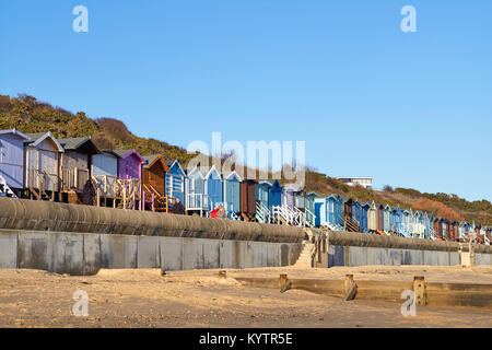 Pittoresca spiaggia di capanne a Frinton on Sea in Essex Foto Stock