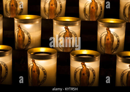 Candele votive, la cattedrale di Notre Dame, Paris, Francia Foto Stock