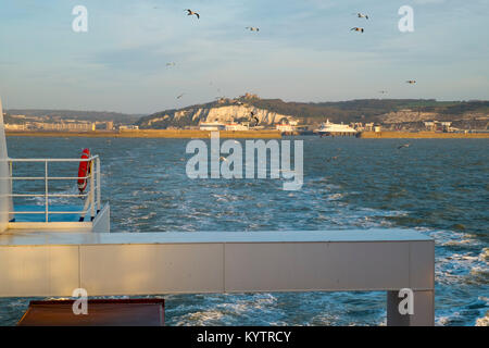 La mattina presto il sole di primavera come un canale trasversale traghetto parte del porto di Dover, Kent, Regno Unito voce per Calais, Francia Foto Stock