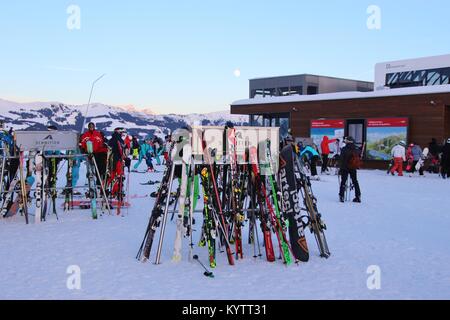 Gli sciatori e paesaggio di montagna sulla Areit stazione della funivia (1400 m), in inverno. Zell am See, Austria, l'Europa. Foto Stock