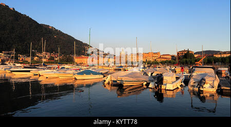 L'Italia, Lombardia, Milano - 2012/07/08: Italia - Lombardia - Como - yacht e barche da riva del lago di Como al tramonto Foto Stock