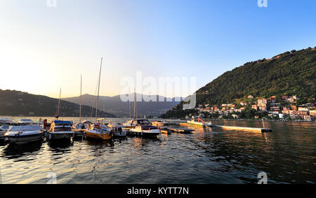 L'Italia, Lombardia, Milano - 2012/07/08: Italia - Lombardia - Como - yacht e barche da riva del lago di Como al tramonto Foto Stock