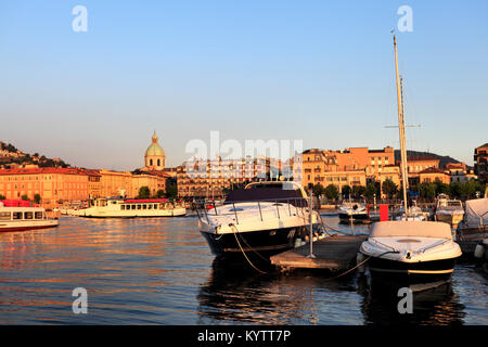 L'Italia, Lombardia, Milano - 2012/07/08: Italia - Lombardia - Como - yacht e barche da riva del lago di Como al tramonto Foto Stock