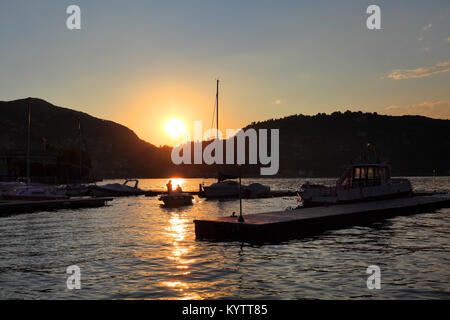 L'Italia, Lombardia, Milano - 2012/07/08: Italia - Lombardia - Como - yacht e barche da riva del lago di Como al tramonto Foto Stock