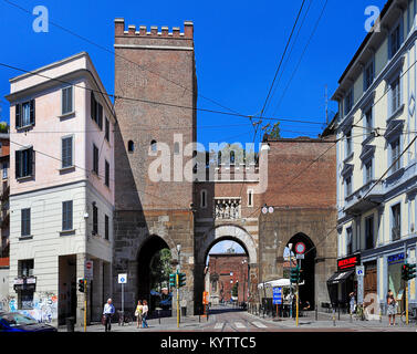 L'Italia, Lombardia, Milano - 2012/07/08: Italia - Lombardia - Milano - medievale Porta Ticinese gate da Corso di Porta Ticinese Foto Stock