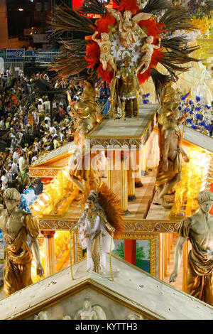 Scuola di Samba presentazione in Sambodrome a Rio de Janeiro il carnevale, Brasile Foto Stock