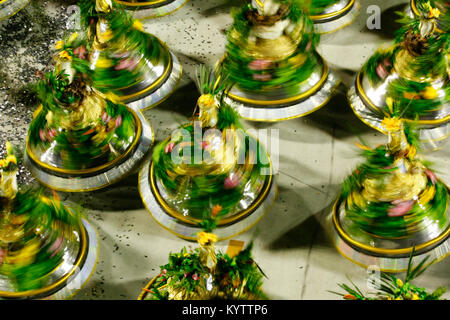 Baiana womans dancing in samba scuola presentazione in Sambodrome a Rio de Janeiro il carnevale, Brasile Foto Stock