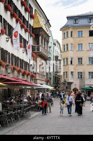 Città Vecchia di Innsbruck, in Austria in estate. Sull'immagine famosa casa chiamato tetto dorato; i turisti a piedi o comodamente seduti in un caffè. Foto Stock