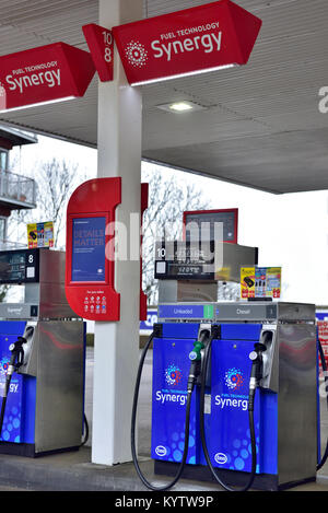 Le pompe del carburante sulla stazione di benzina e il piazzale antistante sia con la benzina che con pompe diesel Foto Stock