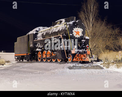 Vecchia locomotiva a vapore sul piedistallo Foto Stock