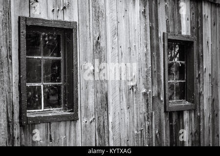 Vecchia finestra di legno ricoperto con tela di ragno sul vecchio muro di legno. Vecchio in legno finestra con vetri sporchi e pieni di ragnatele. Vecchia parete in legno con il vecchio Foto Stock