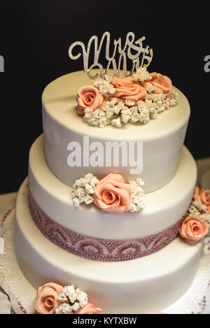 Bianco torta di nozze con rosa rose di zucchero Foto Stock
