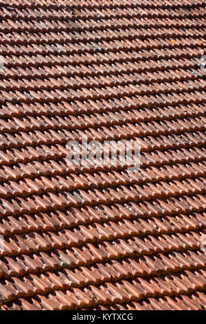 Una grande distesa di rustico francese tegole del tetto, full frame costruzione texture di sfondo Foto Stock