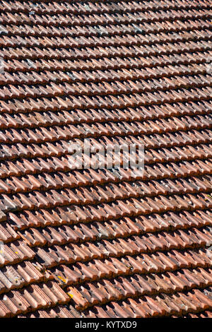 Una grande distesa di rustico francese tegole del tetto, full frame costruzione texture di sfondo Foto Stock