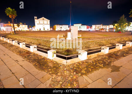 La piazza centrale nella città italiana di Palmanova vista serale, regione Friuli Venezia Giulia di Italia Foto Stock