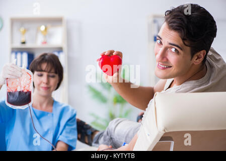 Paziente ottenere la trasfusione di sangue in ospedale Foto Stock