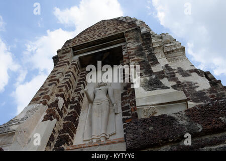 La pagoda e antico castello o di quello che si chiama grossolanamente tempio che statua del Buddha di fronte o all'interno delle strutture nella zona di Wat Ratchabu Foto Stock