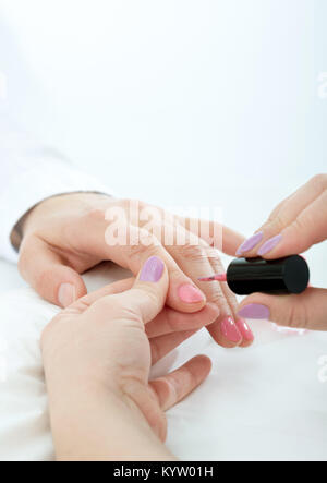 Processo di manicure in un salone di bellezza, vicino, lo spazio di testo Foto Stock