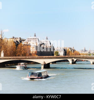 Autunno a Parigi, Imbarcazioni da fiume risalendo la Senna, passato il museo d' Orsay. Questa immagine è tonica. Spazio per il testo nell'area di cielo. Foto Stock