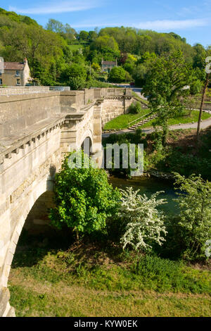 Storico Acquedotto Avoncliff porta il Kennet and Avon Canal sul Fiume Avon e il bagno al Westbury linea ferroviaria, a Avoncliff nel Wiltshire, Inghilterra Foto Stock