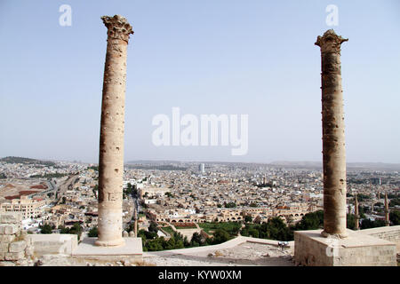 Due colonne su per la collina di Urfa, Turchia Foto Stock