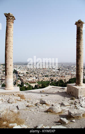 Due colonne su per la collina di Urfa, Turchia Foto Stock