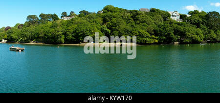 Inizio estate pomeriggio di sole sulla splendida piccola barca ormeggi in Helford estuario porta a Navas, Cornwall, Regno Unito Foto Stock