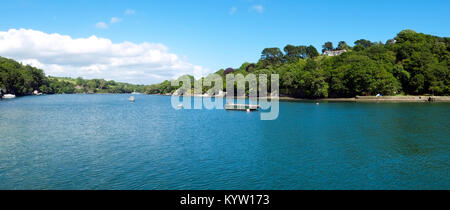 Inizio estate pomeriggio di sole sulla splendida piccola barca ormeggi in Helford estuario porta a Navas, Cornwall, Regno Unito Foto Stock