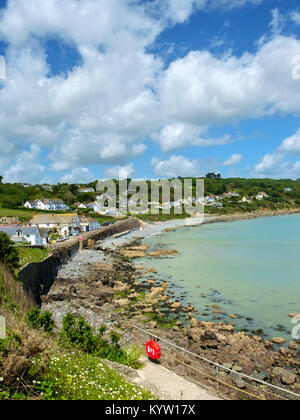 Inizio estate sole pomeridiano sul vecchio villaggio Coverack nella penisola di Lizard, Cornwall, Regno Unito Foto Stock