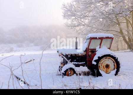 Vecchio trattore coperto di neve Highlands della Scozia Foto Stock