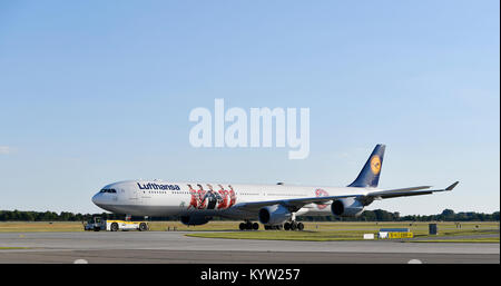 Lufthansa, Airbus A340-600, edizione speciale calciatore FCB, FC Bayern, Aeroporto di Monaco di Baviera, Foto Stock