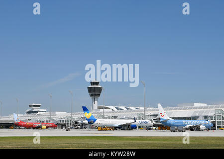 Line up, lineup, varie compagnie aeree, posizione di parcheggio, parcheggio, gioco, terminale 1, Torre, MAC, aeromobili, aereo, piano, compagnie aeree, Aeroporto di Monaco di Baviera, Foto Stock