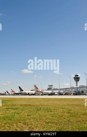 Line up, lineup, varie compagnie aeree, posizione di parcheggio, parcheggio, gioco, terminale 1, Torre, MAC, aeromobili, aereo, piano, compagnie aeree, Aeroporto di Monaco di Baviera, Foto Stock