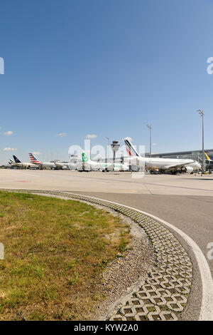 Line up, lineup, varie compagnie aeree, posizione di parcheggio, parcheggio, gioco, terminale 1, Torre, MAC, aeromobili, aereo, piano, compagnie aeree, Aeroporto di Monaco di Baviera, Foto Stock