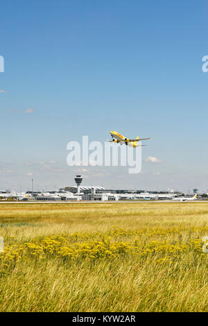 TUI, TUIfly, Boeing, B 737-800, start, di prendere, aeromobili, aereo, piano, compagnie aeree, Aeroporto di Monaco di Baviera, Foto Stock