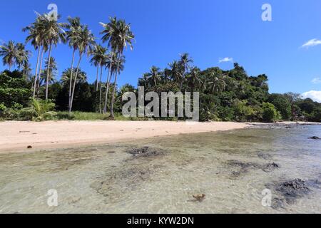 Paradise beach paesaggio - Las Cabanas spiaggia di El Nido, isola di Palawan nelle Filippine. Foto Stock