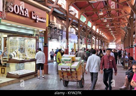 DUBAI, Emirati Arabi Uniti - 10 dicembre 2017: persone visitano il Gold Souk di Dubai, UAE. Il mercato dell'oro ha 300 dettaglianti e si trova in Al Dhagaya parte di Deira Foto Stock