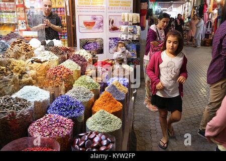 DUBAI, Emirati Arabi Uniti - 10 dicembre 2017: persone visitano le Spice Souk di Dubai, UAE. Il tradizionale mercato delle spezie è situato nel distretto di Deira di Dubai. Foto Stock