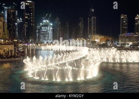 DUBAI, Emirati Arabi Uniti - 22 novembre 2017: Fontana show di Dubai. La fontana di Dubai è il mondo di seconda più grande fontana di coreografia sistema. Foto Stock