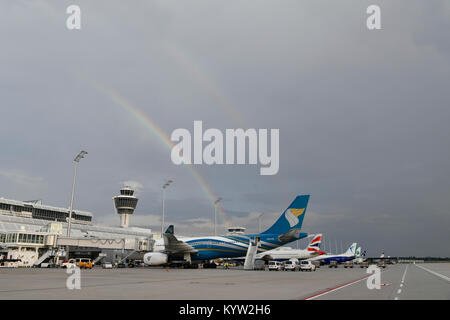 Rainbow su terminale 1, torre, aeromobili, aereo, piano, compagnie aeree, Aeroporto di Monaco di Baviera, Foto Stock