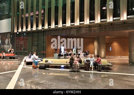 DUBAI, Emirati Arabi Uniti - 23 novembre 2017: persone sedersi nella lobby del Rixos Premium hotel in Dubai Emirati Arabi Uniti. L'hotel si trova nella spiaggia di Jumeirah Foto Stock