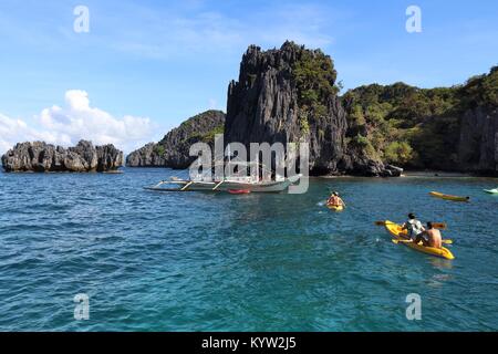 PALAWAN, Filippine - 1 dicembre 2017: le persone godono di island hopping tour con il kayak da mare in Palawan, Filippine. 6 milioni di turisti stranieri in visita Foto Stock