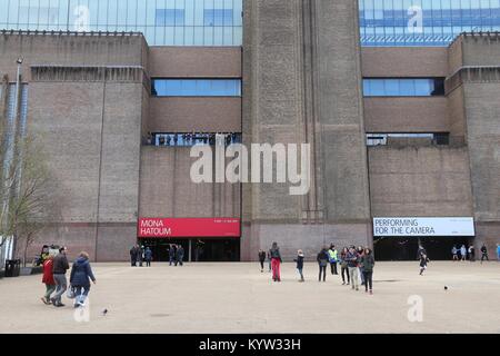 LONDON, Regno Unito - 23 Aprile 2016: persone visitano la Tate Modern Gallery di Londra, Regno Unito. La galleria si trova nella zona di Bankside del London Borough of Sout Foto Stock