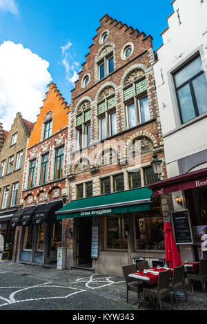 Bruges, Belgio - 31 agosto 2017: strada con bar e ristoranti della città medievale di Bruges, Belgio Foto Stock