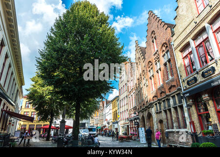 Bruges, Belgio - 31 agosto 2017: strada con bar e ristoranti e la gente a piedi nella città medievale di Bruges, Belgio Foto Stock