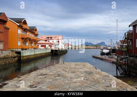 Arcipelago delle Lofoten in Norvegia artica. Kabelvag villaggio di pescatori in Austvagoya isola. Foto Stock