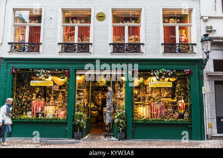 Bruges, Belgio - 31 agosto 2017: negozio di souvenir con la gente in giro per la città medioevale di Bruges, Belgio Foto Stock